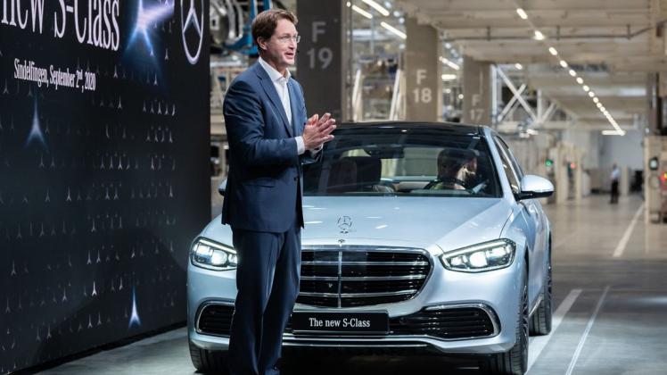 Ola Källenius, Vorstandsvorsitzender der Daimler AG, präsentiert bei der Weltpremiere die neuen Mercedes-Benz S-Klasse in der "Factory 56".