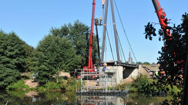 Die Baumaßnahmen an der Brücke dauern noch an. Die Baumaßnahmen an der Brücke dauern noch an.