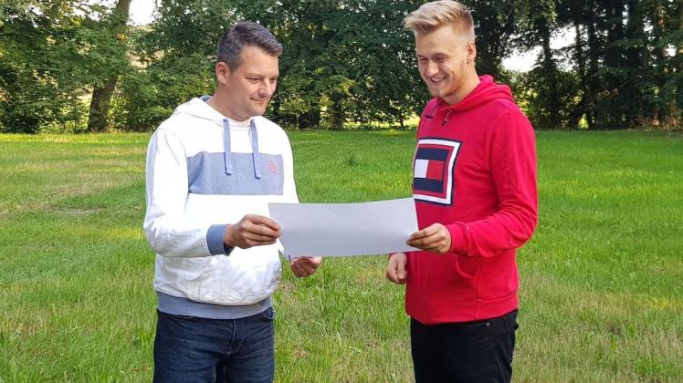Auf dem Festplatz betrachten Jan-Philipp Wilken (r.) und Mirco Uhde noch mal den Plan für ihre Kopfhörerparty. Auf dem Festplatz betrachten Jan-Philipp Wilken (r.) und Mirco Uhde noch mal den Plan für ihre Kopfhörerparty.