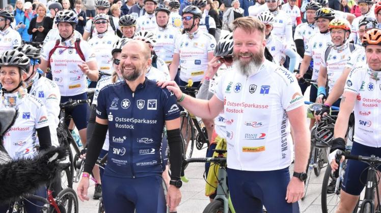 Der Organisator der Hansetour-Sonnenschein, Claus Ruhe Madsen (vorne rechts) und der Tourkapitän Stefan Gruhn vor dem 150 Mann starken Fahrerfeld. Der Organisator der Hansetour-Sonnenschein, Claus Ruhe Madsen (vorne rechts) und der Tourkapitän Stefan Gruhn vor dem 150 Mann starken Fahrerfeld.