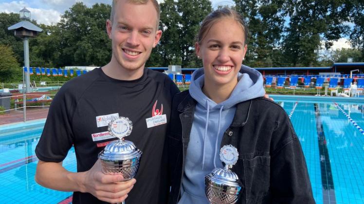 Mit dem großen Pokal für die absolut besten Leistungen der Kreissprintmeisterschaften im Haselünner Freibad wurden die Meppenerin Marcia Niemeyer und der Sögeler Jan Fährmann ausgezeichnet.