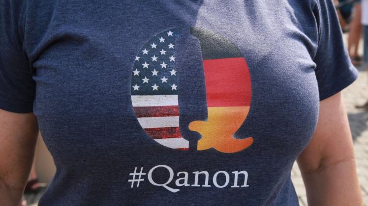 "QAnon" – Harmlos oder hochgefährlicher Verschwörungsglaube? (Symbolfoto) "QAnon" – Harmlos oder hochgefährlicher Verschwörungsglaube? (Symbolfoto)