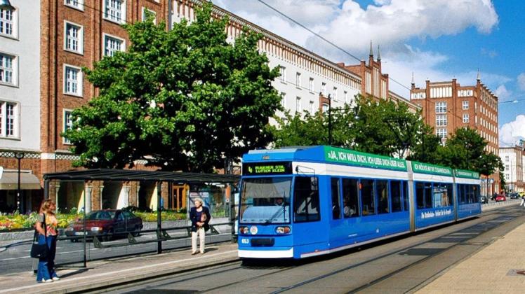 Lange Straße in der Stadtmitte Rostocks mit einer Straßenbahn der RSAG