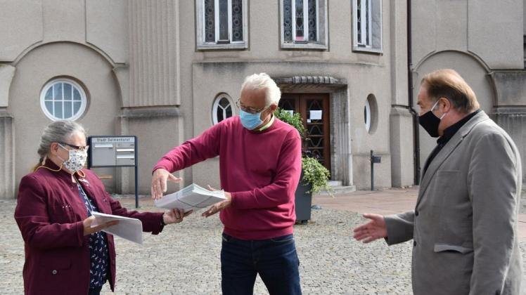 Bettina Janßen (Nabu Delmenhorst) und Werner Klaus (rechts im Bild, Bündnis 90/ Die Grünen) übergaben die Unterschriften an Oberbürgermeister Axel Jahnz.
