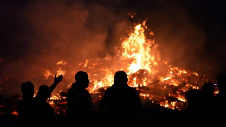 Für Osterfeuer geschichtetes Holz kann nun im Oktober abgebrannt werden. (Symbolfoto) Für Osterfeuer geschichtetes Holz kann nun im Oktober abgebrannt werden. (Symbolfoto)