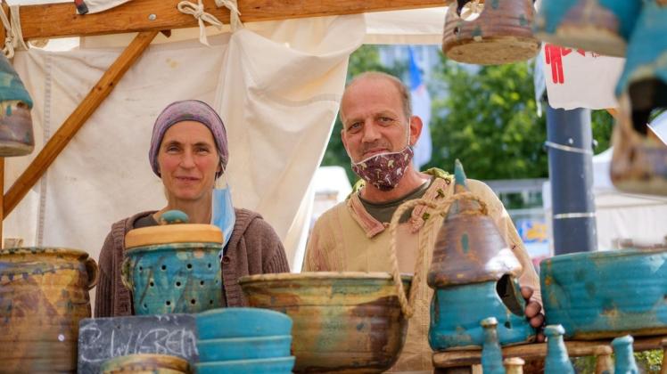Franka Bronisch ist mit ihrem Mann Frank Gräb neun Stunden aus Thüringen angereist, um den Rostockern ihre Keramik zu präsentieren.