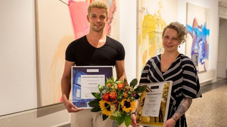 Der Preisträger des diesjährigen Osnabrücker Kunstpreises, Marvin Knopf (links), freute sich mit der Gewinnerin des Förderpreises Katja Staats im Kulturgeschichtlichen Museum vor seinem Werk über die Auszeichnung.