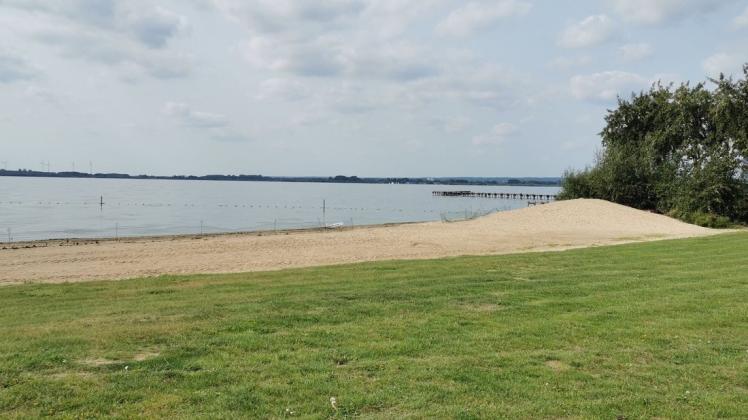 An insgesamt drei Stränden am Dümmer See herrscht bis auf weiteres Badeverbot. An insgesamt drei Stränden am Dümmer See herrscht bis auf weiteres Badeverbot.