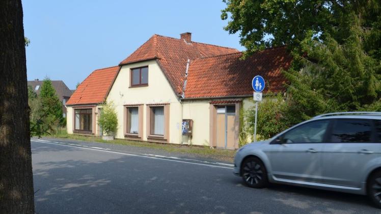 Das alte, leer stehende Mehrfamilienhaus im Falkenburger Ortskern soll - so will es die SPD - abgerissen und durch ein neues ersetzt werden.
