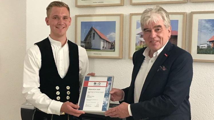 Zimmerer Matthias Stolte empfängt sein Stipendium, überreicht durch Reiner Möhle Präsident der HWK Osnabrück-Emsland-Grafschaft Bentheim.