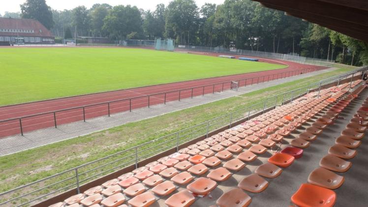 So wird das Delmenhorster Stadion nicht mehr lange aussehen. Vor der Haupttribüne entstehen zusätzliche Sitzplätze.