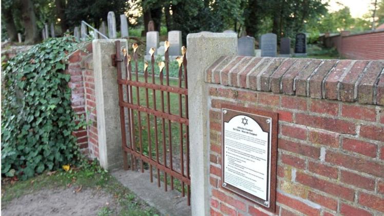 Eine Gruppe junger Menschen ist am vergangenen Freitag in Lingen von einem Radfahrer mit antisemitischen Parolen auf dem Jüdischen Friedhof beleidigt worden.