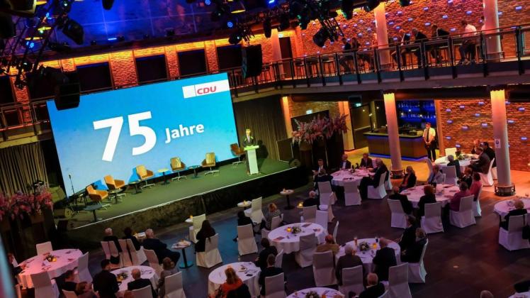 Zum 75-jährigen Jubiläum lud die CDU Osnabrück zur Feier unter Corona-Bedingungen im Alando Ballhaus ein. Zum 75-jährigen Jubiläum lud die CDU Osnabrück zur Feier unter Corona-Bedingungen im Alando Ballhaus ein.