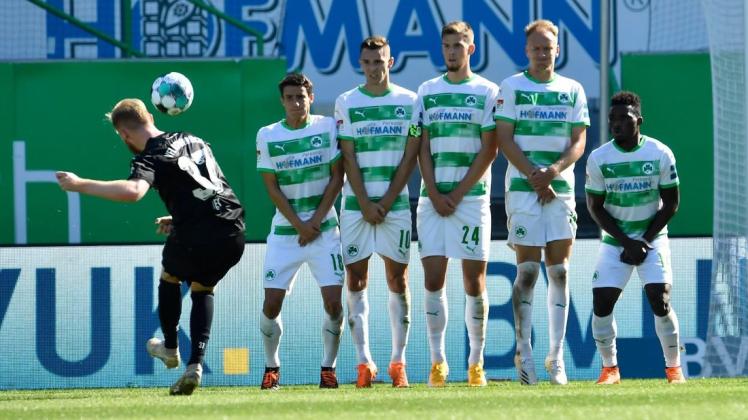 Starker Schuss, starker Auftritt: Sebastian Kerk (links) belebte das Angriffsspiel des VfL Osnabrück, nicht nur mit seinem direkten Freistoß in der zweiten Halbzeit. Starker Schuss, starker Auftritt: Sebastian Kerk (links) belebte das Angriffsspiel des VfL Osnabrück, nicht nur mit seinem direkten Freistoß in der zweiten Halbzeit.