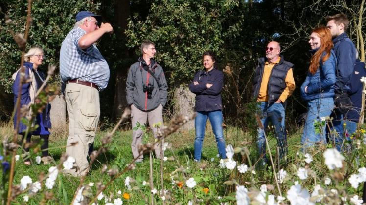Wo Wildblumen und Kräuter wachsen, da fühlen sich auch die Insekten wohl: Dr. Klaus Handke (vorne links) hat zur Exkursion im Bienenglück am Donnermoor eingeladen.