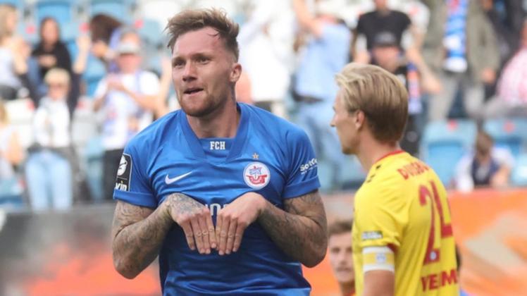 Mit einem speziellen Hasen-Jubel freute sich Jan Löhmannsröben über seinen Treffer zum 1:1 beim 3:1 Auftakterfolg des FC Hansa gegen den MSV Duisburg.