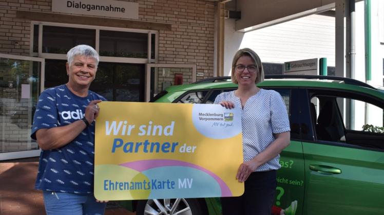 Vergab in dieser Woche die erste Partnerkarte im Landkreis: Angelika Lübcke (l.) bedankt sich bei Betriebsleiterin Katrin Mulsow .