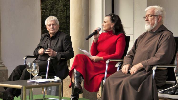 Bei einem guten Wein unterhielten sich (von links) Roland Jahn, Gitta Connemann und Pater Edmund in Sögel über die DDR.