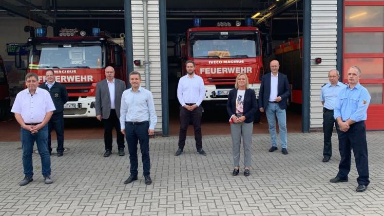 Der Landtagsabgeordnete Deniz Kurku (Vierter von links) leitete die SPD-Delegation beim Besuch des Feuerwehrhauses.