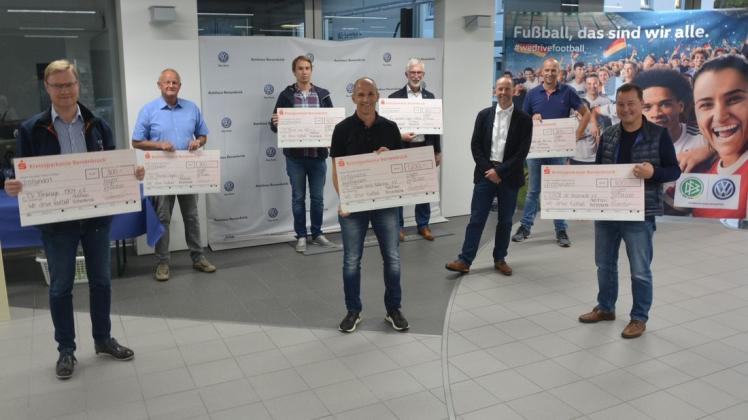 Sieben Sportvereine aus der Region dürfen sich über 300 Euro für ihre Vereinskasse durch VW freuen.
