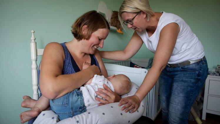 Stillberaterin Nicole Werries half Katharina Bramlage bei ihren Schwierigkeiten beim Stillen mit Ole. Stillberaterin Nicole Werries half Katharina Bramlage bei ihren Schwierigkeiten beim Stillen mit Ole.
