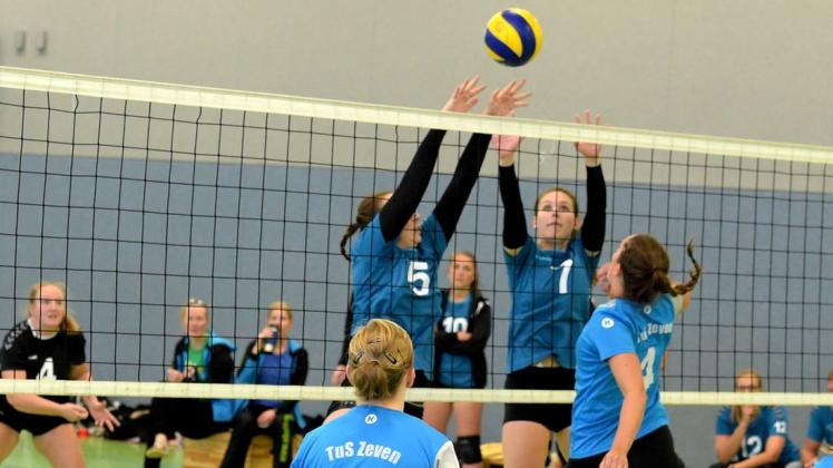 Die Volleyballerinnen der VG Delmenhorst-Stenum (hinten) sind an diesem Samstag beim TV Bremen-Walle gefordert. Die Volleyballerinnen der VG Delmenhorst-Stenum (hinten) sind an diesem Samstag beim TV Bremen-Walle gefordert.