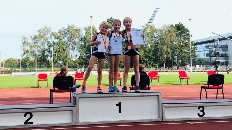 Besetzt das ganze Siegerpodest: die HSG Uni Rostock mit den 50-Meter-Sprinterinnen Karla Huth (2.), Stine Borchmann (1.) und Amelia Alva Hebel (3./von links) Besetzt das ganze Siegerpodest: die HSG Uni Rostock mit den 50-Meter-Sprinterinnen Karla Huth (2.), Stine Borchmann (1.) und Amelia Alva Hebel (3./von links)