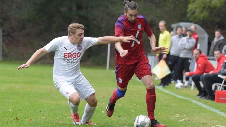 Kevin Kari (links) konnte mit dem FC Hude den VfL Stenum um Mathias Gaster nicht aufhalten – und verursachte gegen Gaster später den Elfmeter zum Endstand.