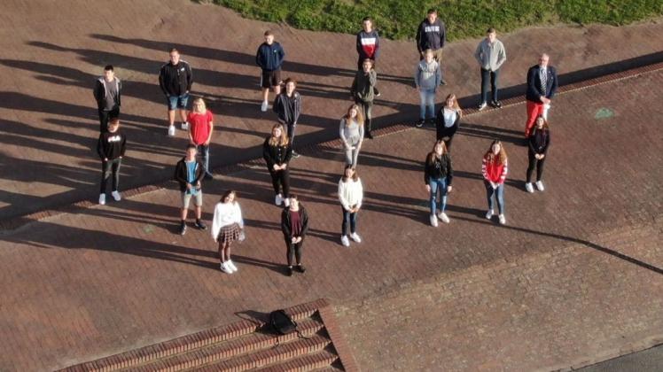 Irgendwann ein Zeugnis einer anderen Zeit? Die Klasse 10e des Gymnasiums Bersenbrück nahm ihr Klassenfoto mit einer Drohne aus der Luft auf.