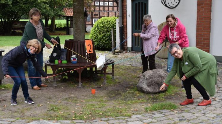 An fünf Stationen stärkten die Teilnehmer ihren Teamgeist (v.li.): Heike Müller, Ute Mahlstädt-Westermann, Dorlis Woltjen, Pastorin Nele Schomakers und Pastorin Barbara Bockentin üben ihre Zusammenarbeit. An fünf Stationen stärkten die Teilnehmer ihren Teamgeist (v.li.): Heike Müller, Ute Mahlstädt-Westermann, Dorlis Woltjen, Pastorin Nele Schomakers und Pastorin Barbara Bockentin üben ihre Zusammenarbeit.