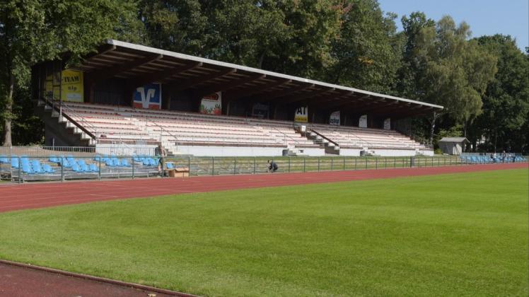 Fünf Zusatzribünen stehen im Delmenhorster Stadion schon, fünf weitere kommen dazu.