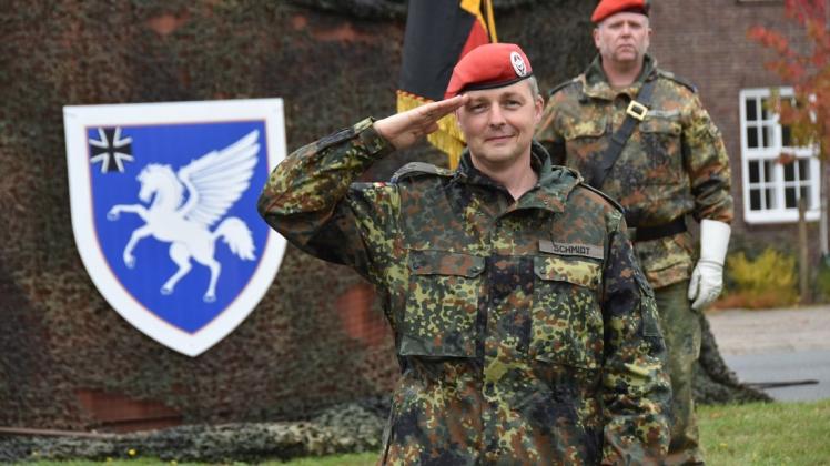 Oberstleutnant Tobias Schmidt grüßt anlässlich seines ersten Dienstes als Kommandeur der Logistikbataillon 163.