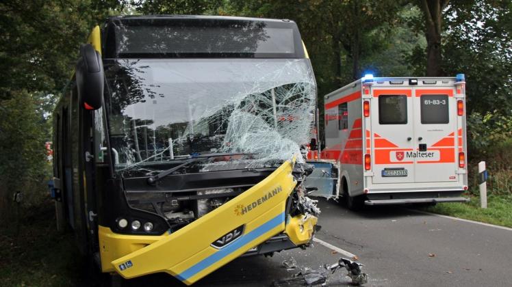 Bei dem schweren Unfall wurde unter anderem ein Linienbus schwer beschädigt.