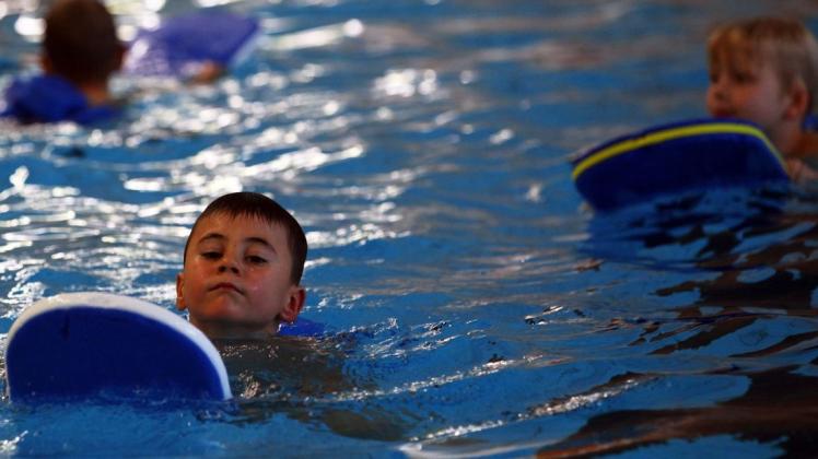 Für Ganderkeseer Grundschüler soll der Schwimmunterricht beginnen, sobald das neue Kursbecken fertig ist - für alle gilt das aber nicht. (Symbolfoto)