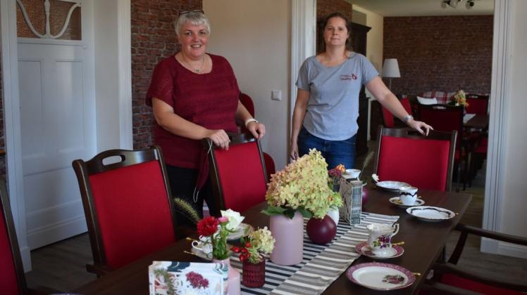 In der guten Stube des frisch sanierten Fachwerkhauses werden Simone Henning (l.) und Annemarie Weißer künftig die Zeit mit den Gästen der Tagespflege verbringen.