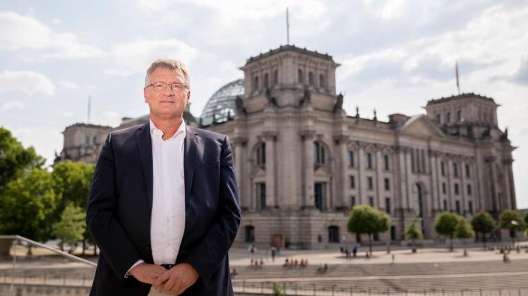 Will da nicht rein: AfD-Co-Chef Jörg Meuthen vor dem Reichstagsgebäude.