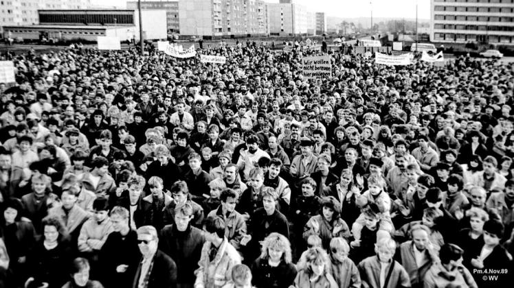 10.000 Parchimer protestieren am 4. November 1989 vor dem Hydraulikwerk Nord.