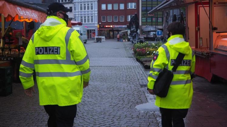Am Mittwoch haben Polizei und Ordnungsamt wieder die Maskenpflicht auf dem Wochenmarkt kontrolliert. (Archivfoto) Am Mittwoch haben Polizei und Ordnungsamt wieder die Maskenpflicht auf dem Wochenmarkt kontrolliert. (Archivfoto)