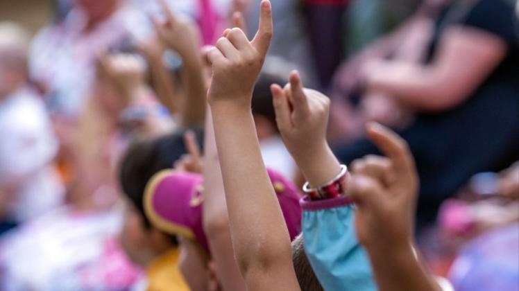 Jungen und Mädchen meldeten sich bei ihrer Einschulungsfeier in der Grundschule Lankow. In Mecklenburg-Vorpommerns Grundschulen wurden unter Beachtung der Corona-Schutzmaßnahmen rund 13.900 Erstklässler eingeschult.