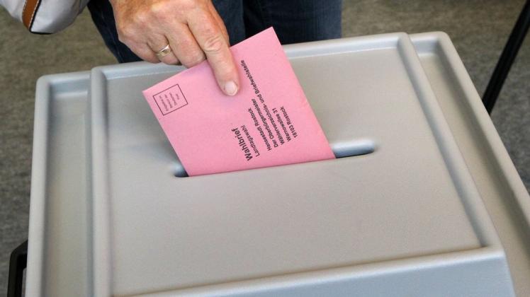 In der Wählerverzeichnis- und Briefwahlstelle in Rostock nutzen Bürger am 30.08.2011 die Möglichkeit der Briefwahl. Wähler können hier ihre Briefwahlunterlagen in Empfang nehmen und - wenn gewünscht - gleich wählen und die Briefwahlunterlagen in eine Wahlurne stecken. 1,39 Millionen Wahlberechtigte sind am kommenden Sonntag (04.09.2011) in Mecklenburg-Vorpommern zur Stimmabgabe aufgerufen. Wegen der Neuordnung der Landkreise werden auch Kreistage und Landräte gewählt. Foto: Bernd Wüstneck dpa/lmv +++(c) dpa - Bildfunk+++ | Verwendung weltweit In der Wählerverzeichnis- und Briefwahlstelle in Rostock nutzen Bürger am 30.08.2011 die Möglichkeit der Briefwahl. Wähler können hier ihre Briefwahlunterlagen in Empfang nehmen und - wenn gewünscht - gleich wählen und die Briefwahlunterlagen in eine Wahlurne stecken. 1,39 Millionen Wahlberechtigte sind am kommenden Sonntag (04.09.2011) in Mecklenburg-Vorpommern zur Stimmabgabe aufgerufen. Wegen der Neuordnung der Landkreise werden auch Kreistage und Landräte gewählt. Foto: Bernd Wüstneck dpa/lmv +++(c) dpa - Bildfunk+++ | Verwendung weltweit