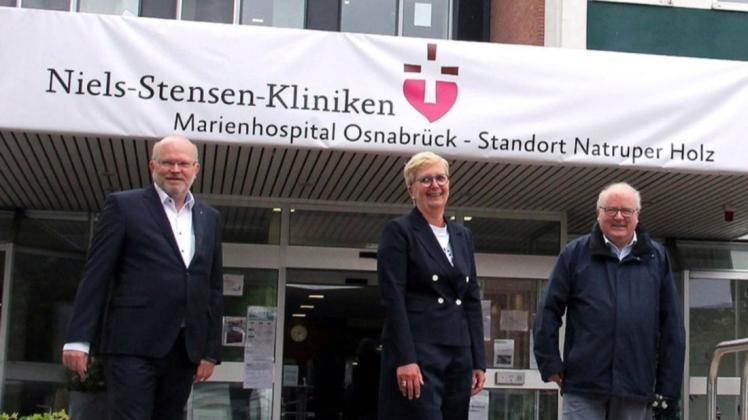 Seit Juli trägt die Paracelsus-Klinik einen neuen Namen, auch wenn der Kaufvertrag noch zehn Monaten noch nicht vollzogen ist. (Von links) Werner Lullmann (Geschäftsführer Niels-Stensen-Kliniken), Christiane Kuhne (Klinikmanagerin Paracelsus-Klinik Osnabrück), Generalvikar Theo Paul.