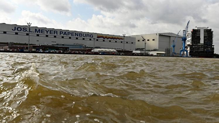Die Meyer Werft ist in schwerer See: Die Corona-Pandemie gefährdet die Existenz des Unternehmens und damit des Stammsitzes in Papenburg. Seit Jahren fordern die Umweltschützer, dass die Werft von hier verschwindet.