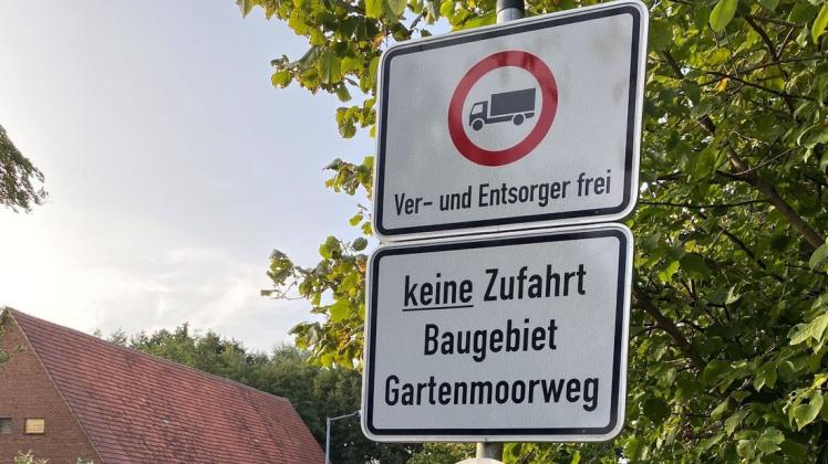 Das Hinweisschild an der Straße Am Königsteich ist nach Meinung von Anliegern zu klein geraten.