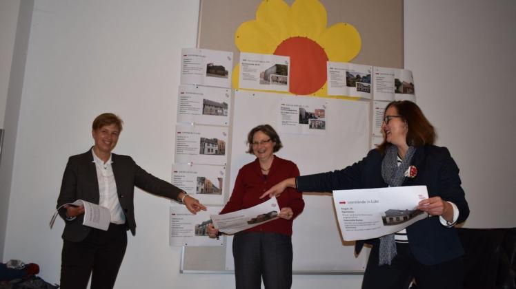 Trafen bei der Auftaktveranstaltung auf interessierte Lübzer: Bürgermeisterin Astrid Becker (l.), Corinna Hesse vom Landesverband Kultur- und Kreativwirtschaft sowie Stefanie Raab von coopolis (v.l.).