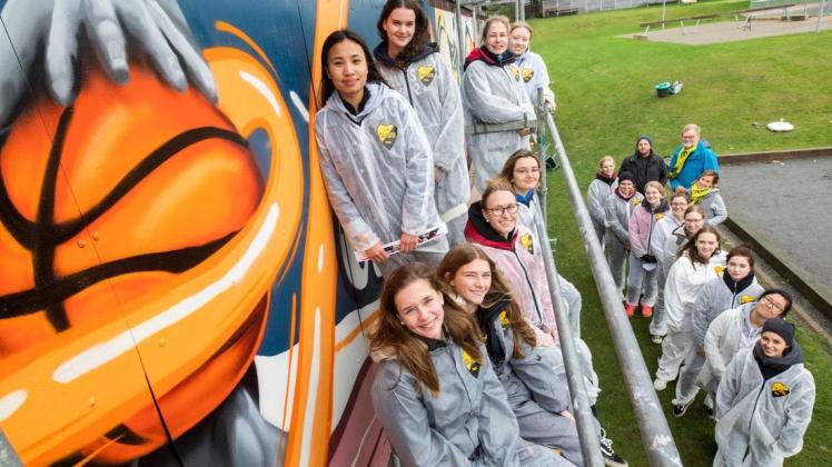Die Schülerinnen des Gymnasiums Bad Iburg haben die Tribüne des TuS Glane mit sportlichem Graffiti besprüht.