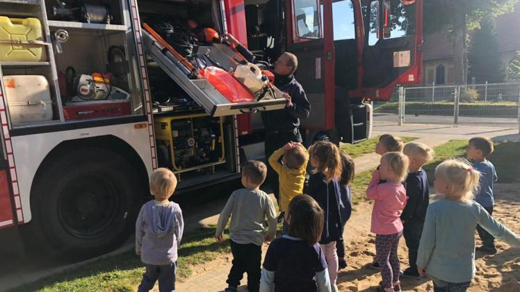 Zum Abschluss der wichtigen Übung durften die Kinder noch einen Blick ins Innenleben der Feuerwehr werfen.