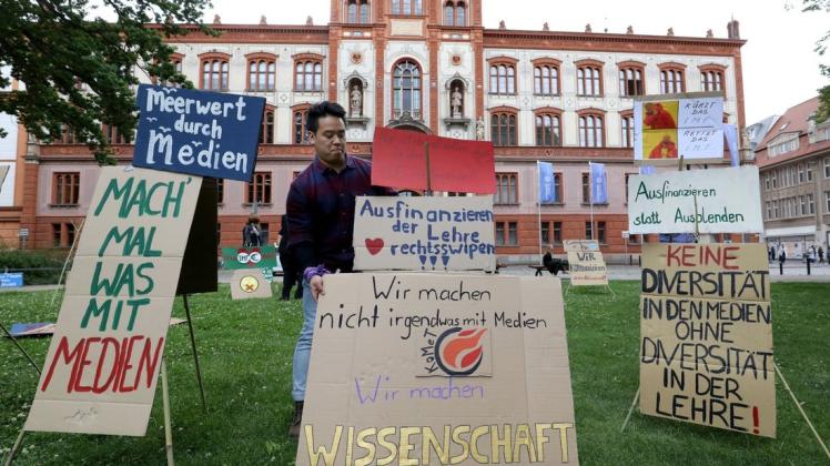 am 07. Juli protestierten Studierende und Mitglieder der Fachschaft "KoMeT" des Studiengangs Kommunikations- und Medienwissenschaften mit einem "Schilderwald" gegen die geplante Kürzung der Mittel für ihr Institut.