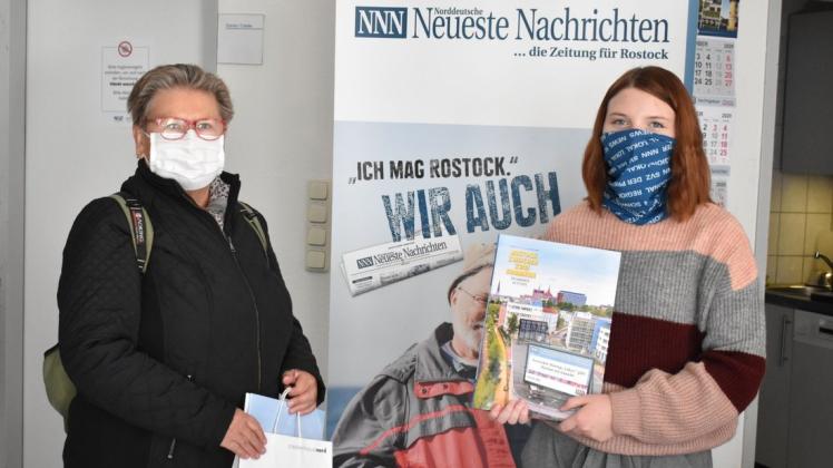 Yasmin Ick vom Vertrieb überreicht "unserer" Leserin Sieglinde Vierheilig den Allmanach "Rostock zwischen zwei Sommern". Yasmin Ick vom Vertrieb überreicht "unserer" Leserin Sieglinde Vierheilig den Allmanach "Rostock zwischen zwei Sommern".