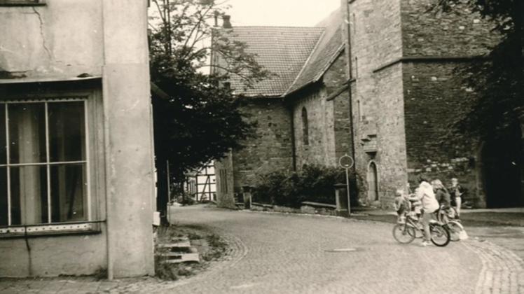 So sah es an der evangelischen Kirche in Schledehausen früher aus. Links ist das Haus Hagedorn zu sehen.
