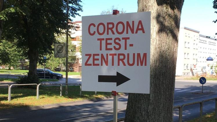 Das Corona-Testzentrum der Universitätsmedizin Rostock befindet sich in der Schillingallee. Am Wochenende waren laut Oberbürgmeister Claus Ruhe Madsen (parteilos) die Kapazitäten in der Hansestadt für Tests wegen Reiserückkehrern erschöpft.
